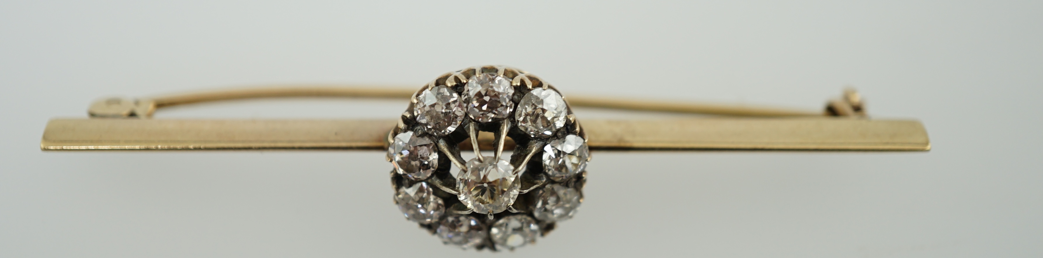 An Edwardian gold and circular diamond cluster bar brooch